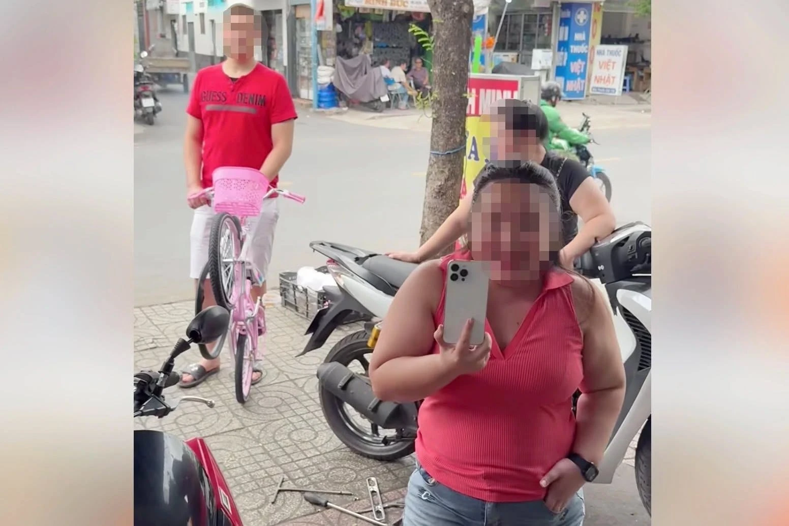 Giúp người bơm bánh xe miễn phí, chủ tiệm sửa xe ở TP.HCM bị truy hỏi, bắt đền: 