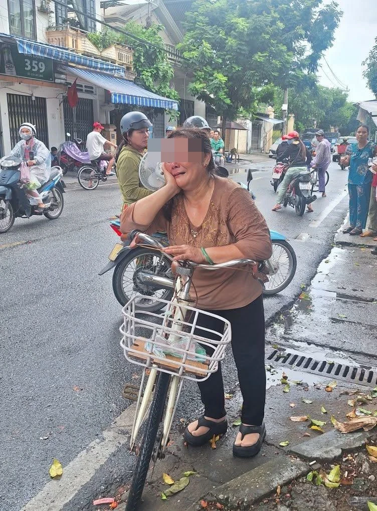 Kẹp 45 triệu trong sổ, người phụ nữ bật khóc khi làm rơi trên đường về nhà: Diễn biến không ngờ
