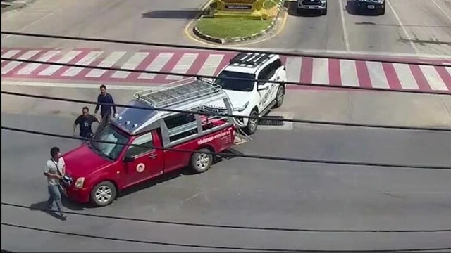 Đột nhiên tạt đầu xe khác nên bị bóp còi cảnh báo, tài xế xe bán tải liền rút súng ra bắn 3 phát