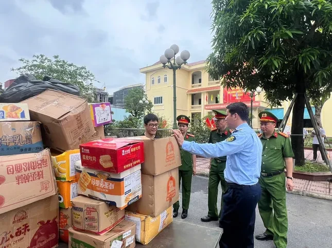 Các hộ kinh doanh tại thủ phủ La Phù tự nguyên giao nộp 25 tấn bánh kẹo để tiêu hủy