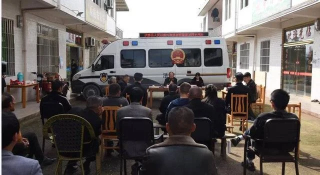 Cha mẹ mất để lại tài sản hơn 18 tỷ đồng, 3 anh chị em kiện nhau đòi thừa kế, tòa án tuyên bố: “Tài sản chia đều nhưng mỗi người bị phạt hơn 73 triệu”