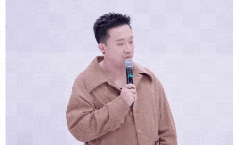 Trấn Thành công khai xin lỗi 1 Em Xinh ngay trên sóng: Chuyện gì đây?