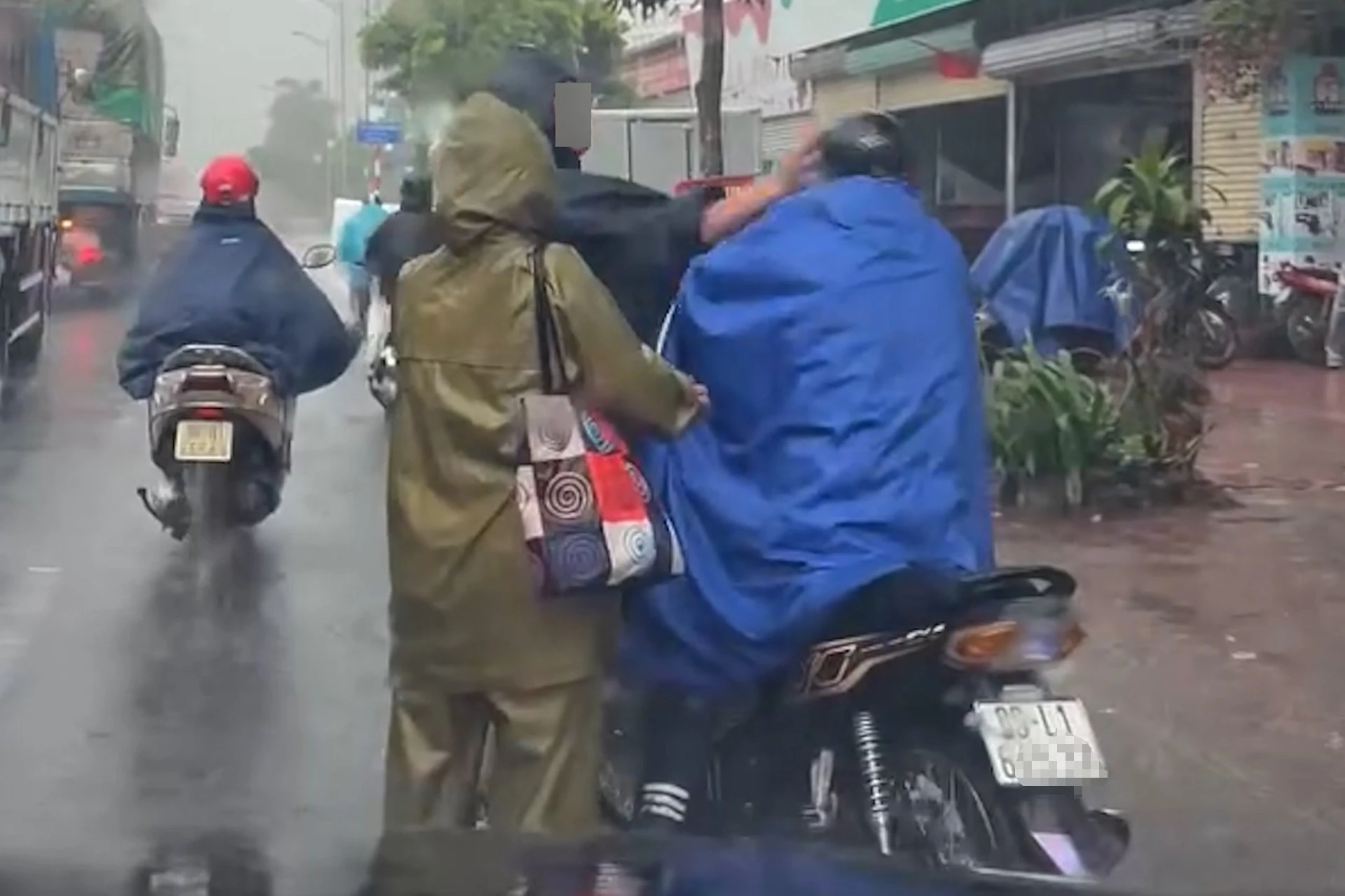 Xác minh tài xế xe ôm công nghệ bị hành hung giữa trời mưa ở Hà Nội
