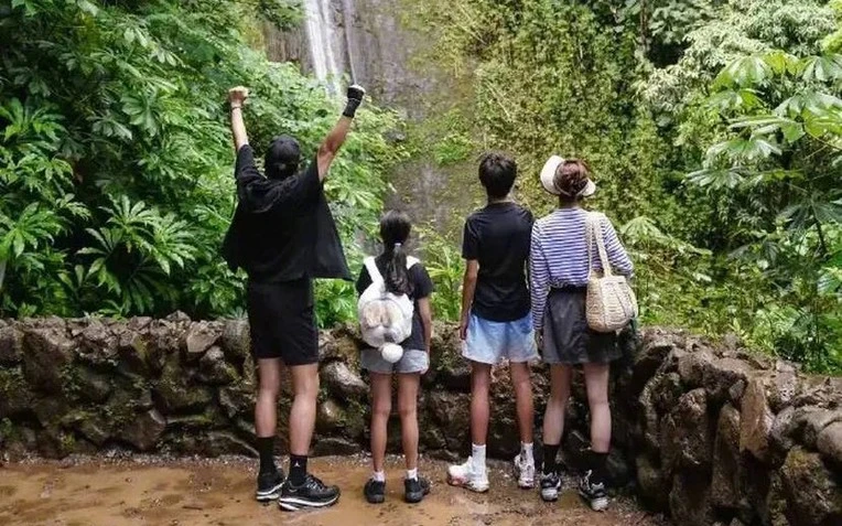 Tôn Lệ cùng chồng con trekking xuyên rừng: Hình ảnh giản dị mà ấm áp gây sốt mạng xã hội