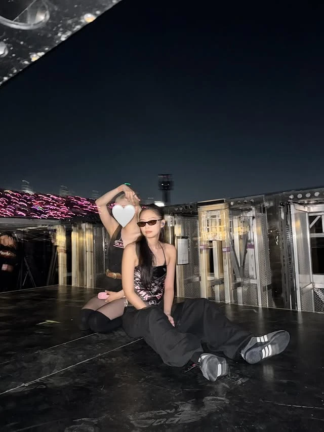 Jennie (BLACKPINK) lại làm cái gì với Rosé thế này, fan nổi điên quả không sai?
