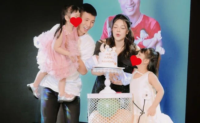 Đi xa nhà đúng lúc bão về, Bùi Tiến Dũng lo sốt vó cho vợ con