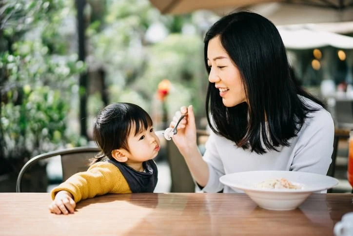 Đi học ăn vèo vèo hết bát cơm, về nhà đút mãi không chịu ăn: Lý do khiến mẹ nào cũng bất ngờ