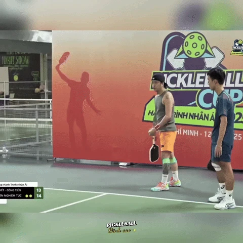 TiTi (HKT) xoay vợt pickleball như xoay mic, 