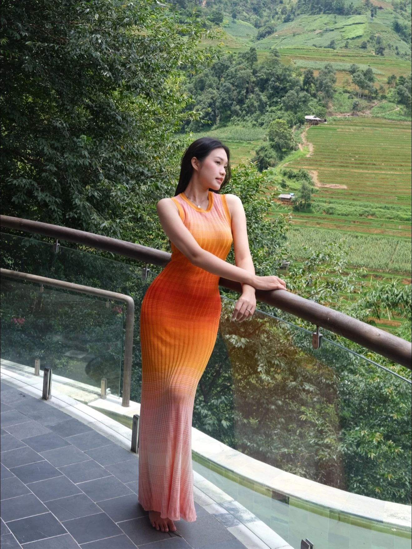 Doãn Hải My diện váy bó sát khoe dáng cực phẩm giữa núi rừng, netizen xuýt xoa: “Thua Hoa hậu mỗi cái vương miện!”
