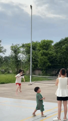 Chu Thanh Huyền đá tung dép để chơi pickleball cực sung cùng Quang Hải, cậu quý tử Lido ôm vợt chạy quanh gây bão MXH!