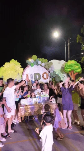 Vợ chồng Quang Hải làm sinh nhật to nhất làng cho con trai, gây sốt khi quyên tặng toàn bộ quà cho các bệnh nhi