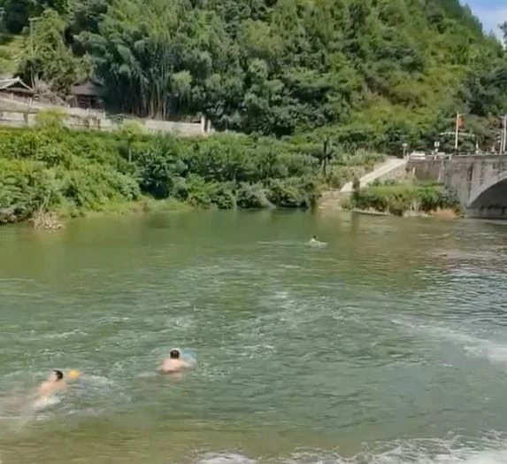 Người đàn ông nhảy xuống sông cứu cô gái đuối nước, cả 2 đều tử vong