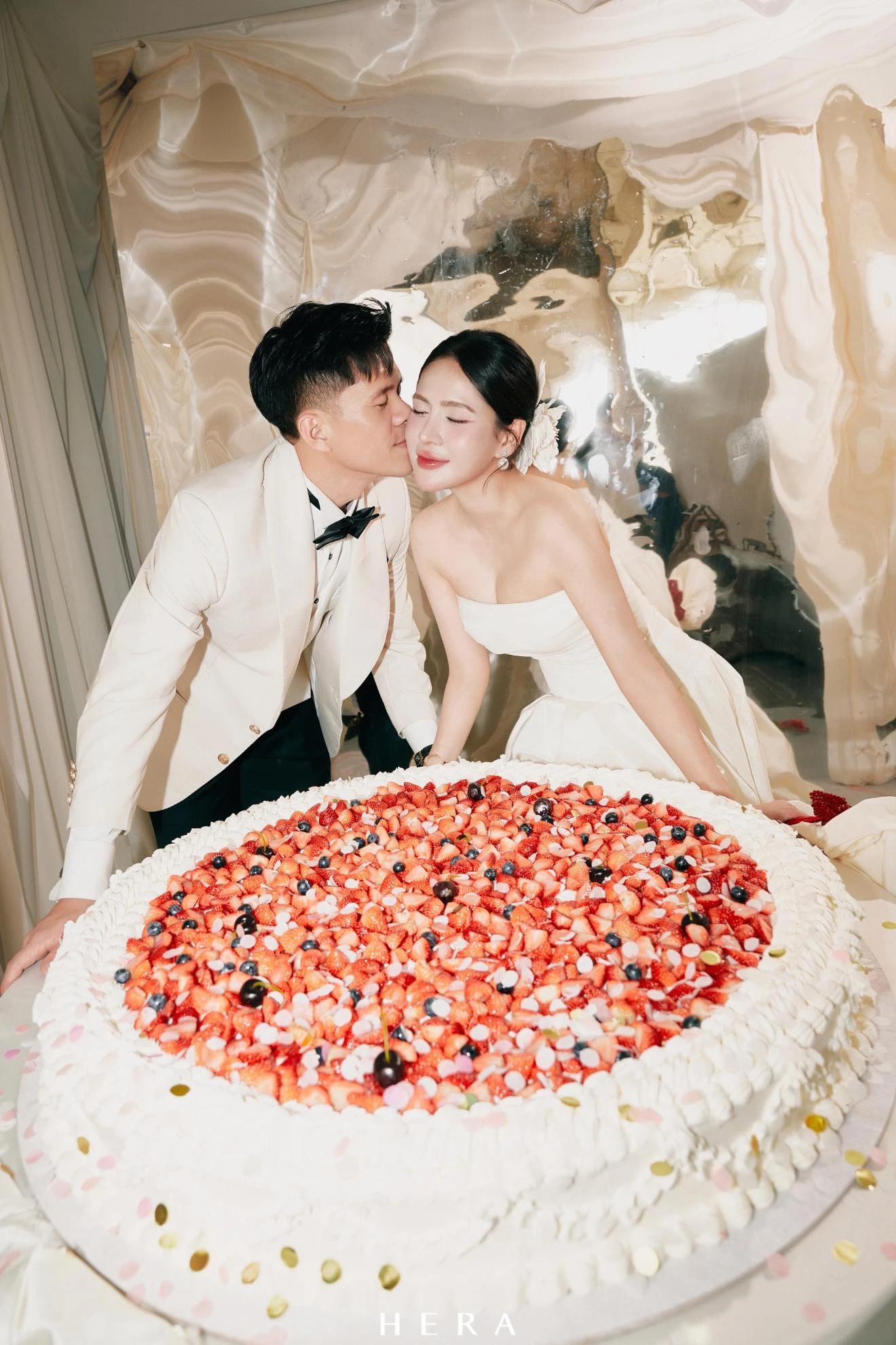 Tuyển thủ Việt Nam cưới mẹ đơn thân: 