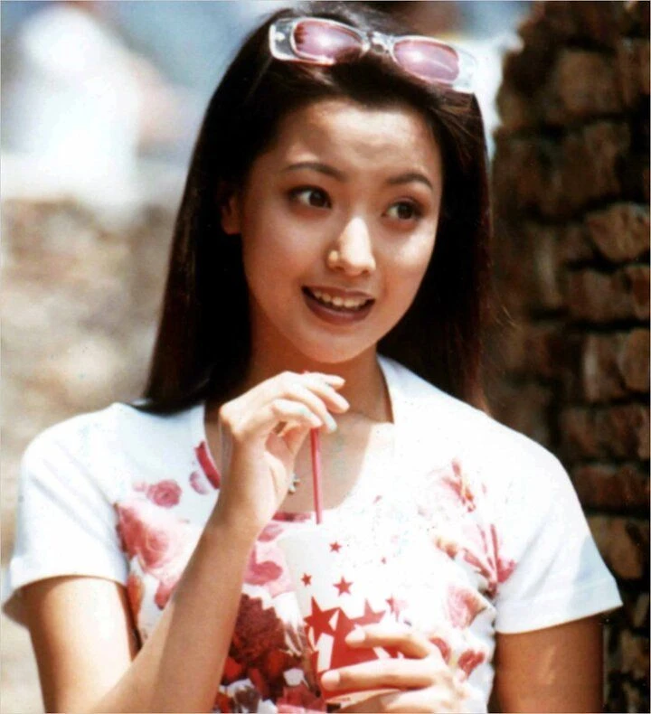 Nữ diễn viên Hàn Quốc tự nhận mình đẹp hơn cả Song Hye Kyo nhưng không ai phản đối, nhìn nhan sắc cách đây gần 30 năm là hiểu tại sao