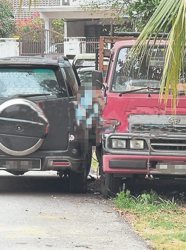 Được con trai nhờ đến khởi động xe nào ngờ tai nạn xảy ra: Người cha đóng cửa không nói chuyện với ai