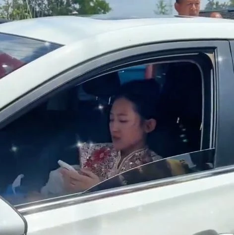 Cô dâu đòi thêm tiền rồi bỏ trốn khỏi đám cưới, dân lao ra chặn xe