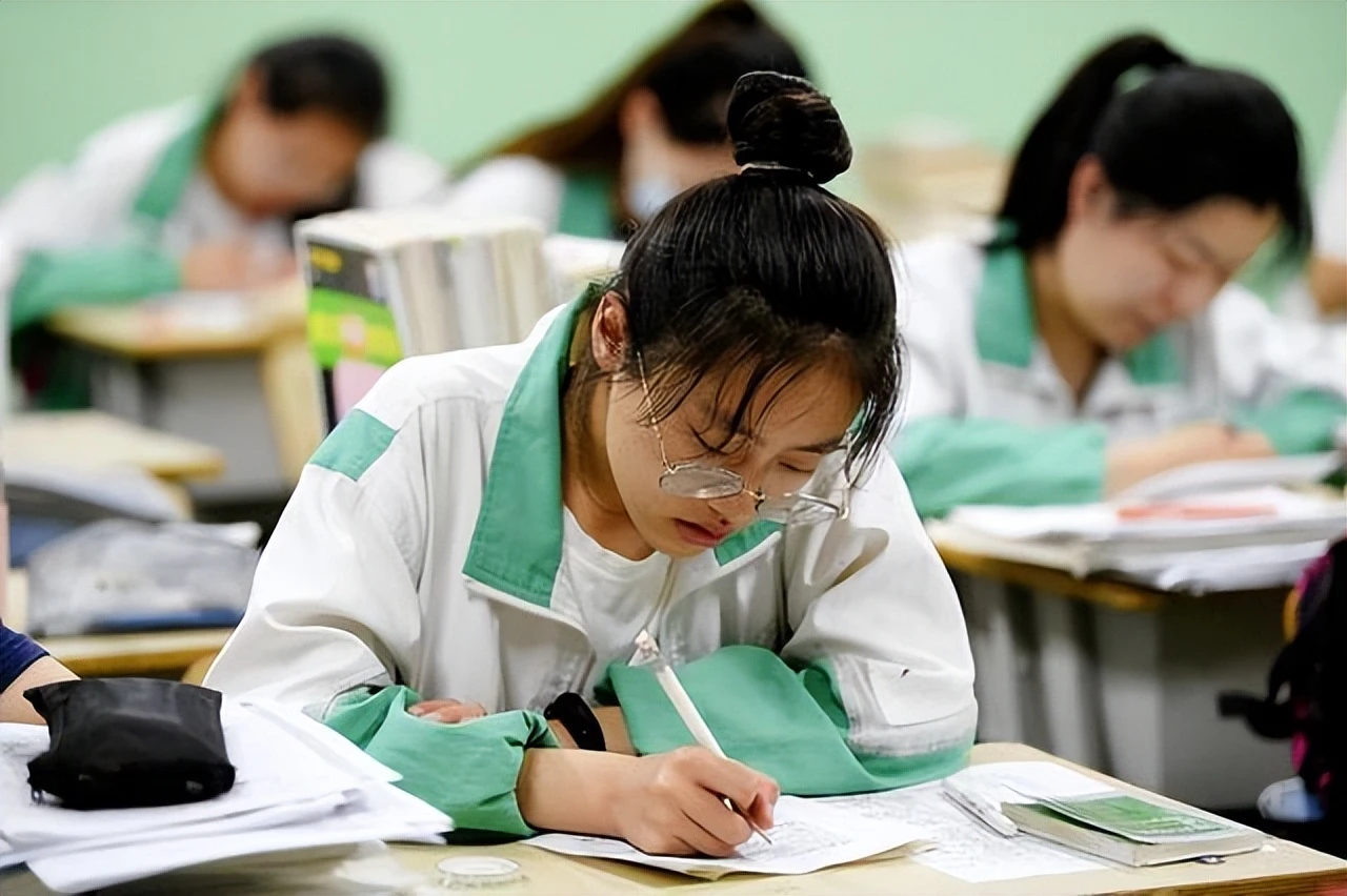 Nữ sinh thi đỗ ĐH top đầu nhưng không thể nhập học vội báo cảnh sát, nhà trường lên tiếng: “Chúng tôi sẽ giúp em”