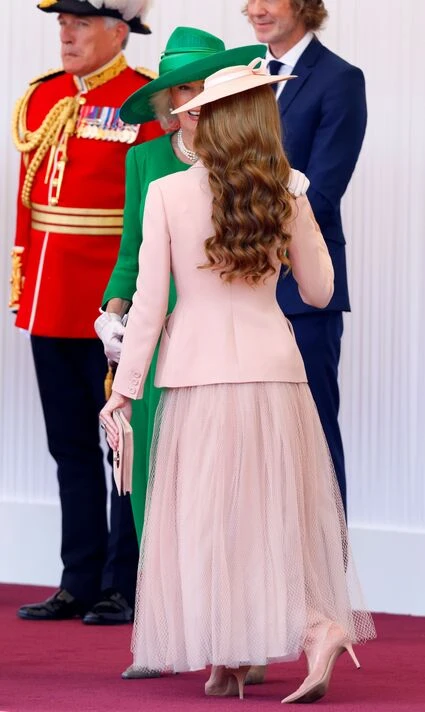 Vì sao Vương phi Kate liên tục cúi chào Vua Charles 4 lần trong một ngày?