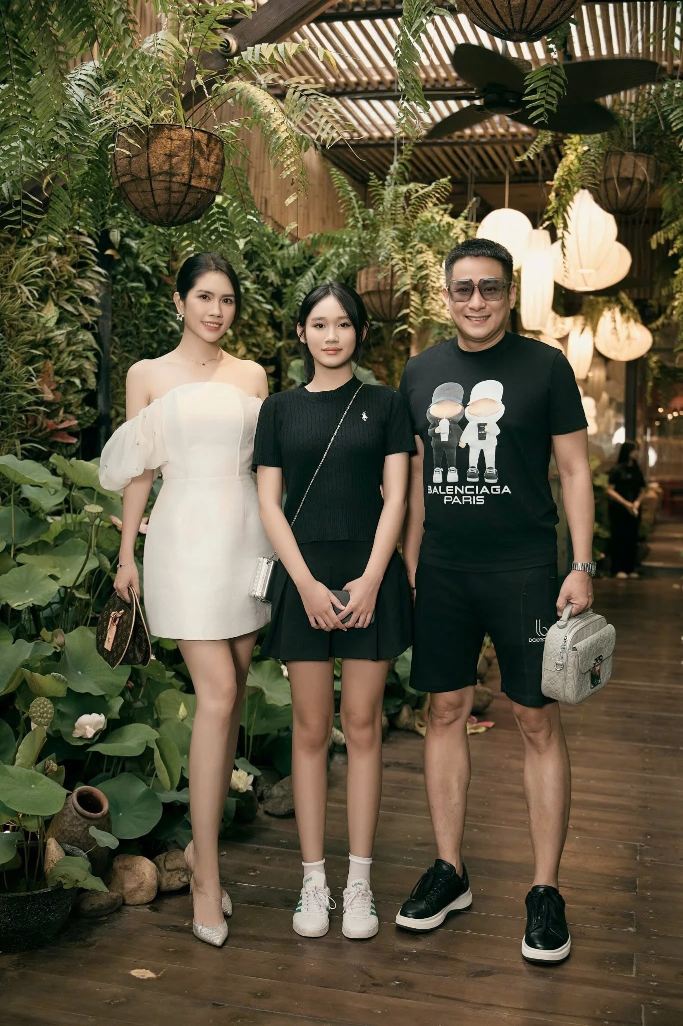 Con gái diễn viên Minh Tiệp gây sốt với visual như hoa hậu, đôi chân dài “cực phẩm” ở tuổi thiếu niên