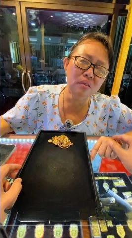 Người phụ nữ khiếm thính mang vàng đi bán, câu chuyện phía sau khiến ai nấy xót xa