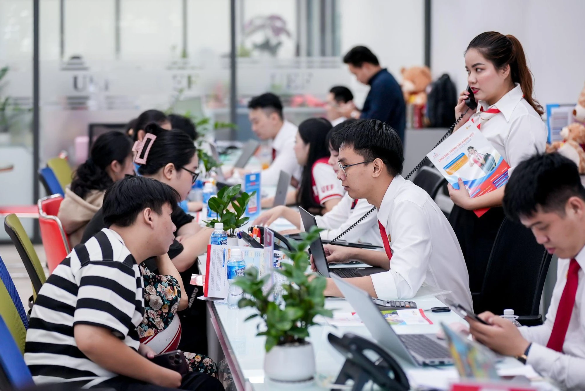 Chọn trường không chờ đến phút cuối, thí sinh, phụ huynh đến UEF ngay sau kỳ thi THPT