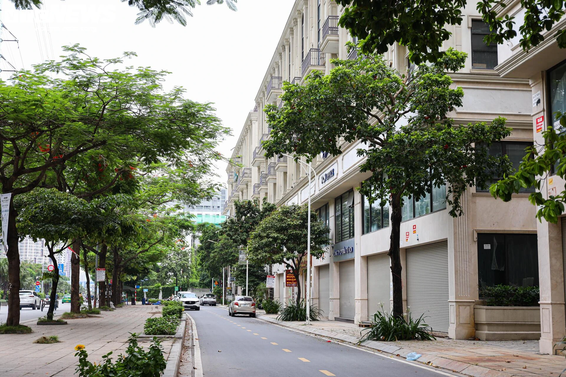 Shophouse giá chục tỷ đóng cửa im ỉm, hóa 'phố không người' trên đất vàng Hà Nội