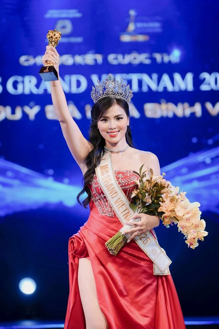 Nữ thạc sĩ vừa đăng quang hoa hậu có chồng là giáo sư trẻ nhất Việt Nam