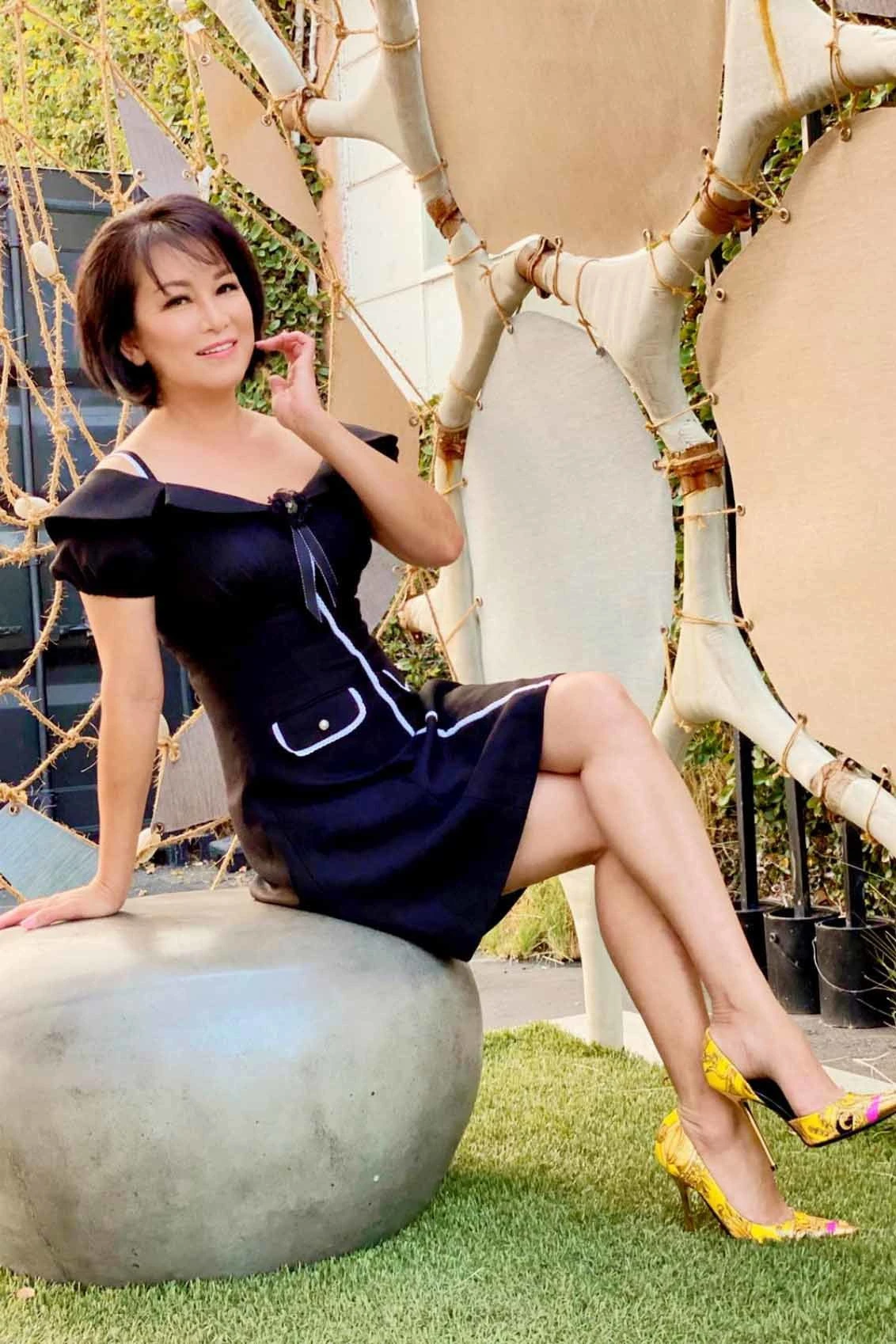 Nữ ca sĩ sở hữu 2 cơ ngơi hoành tráng, biệt thự ven biển trị giá 100 tỷ, U50 hôn nhân viên mãn