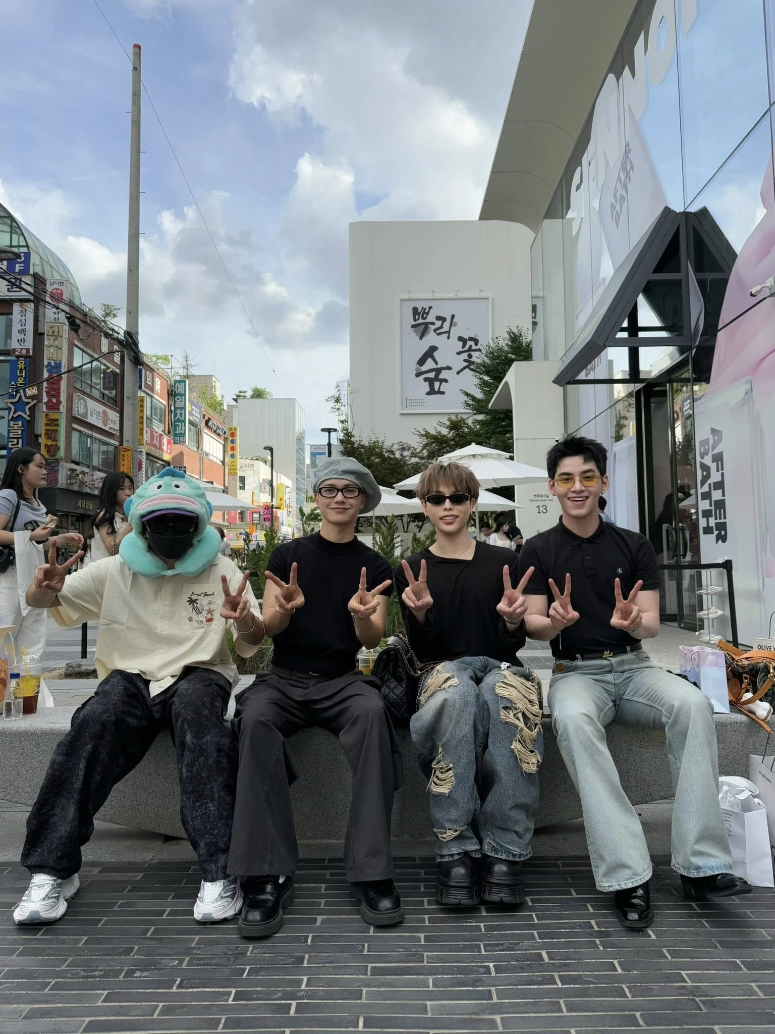 Dàn Anh Trai Say Hi check in trước thềm concert Mỹ: 1 người kỳ lạ nhìn mãi không biết là ai?