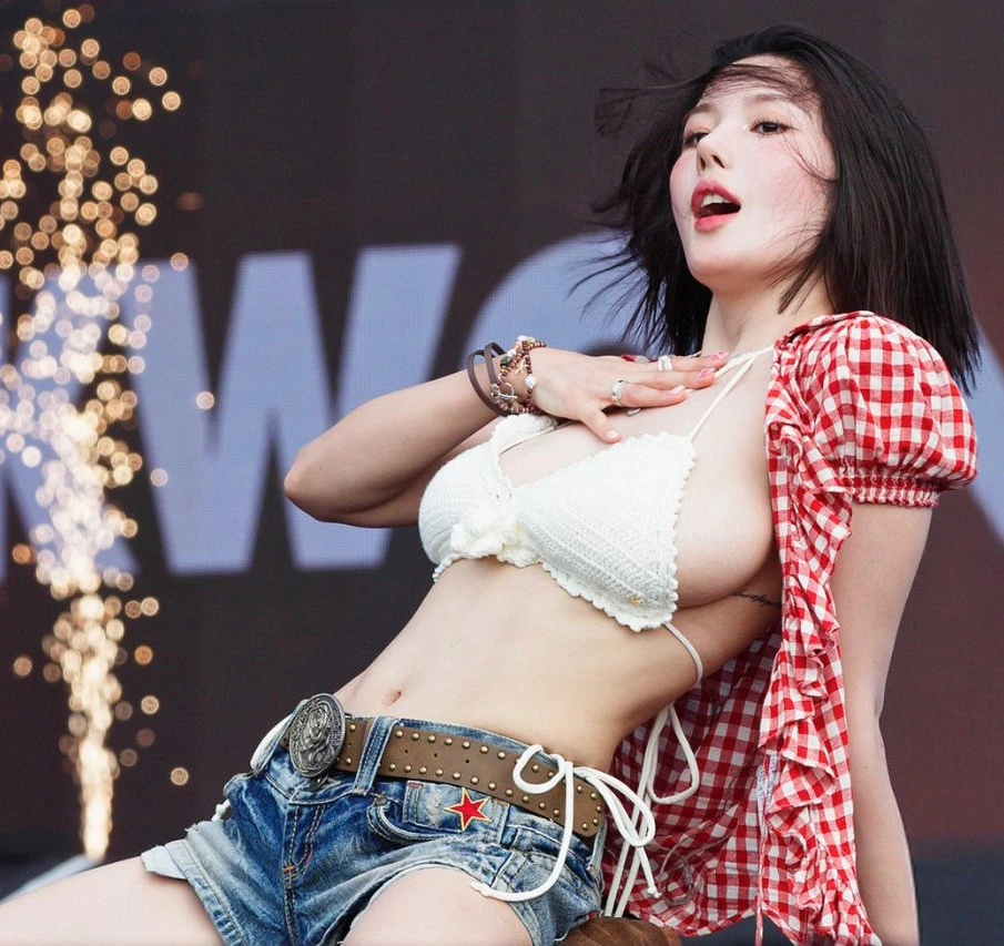 Nữ thần WATERBOMB Kwon Eun Bi hút triệu view với body sexy bốc lửa, hoá ra nhờ chăm tập môn này