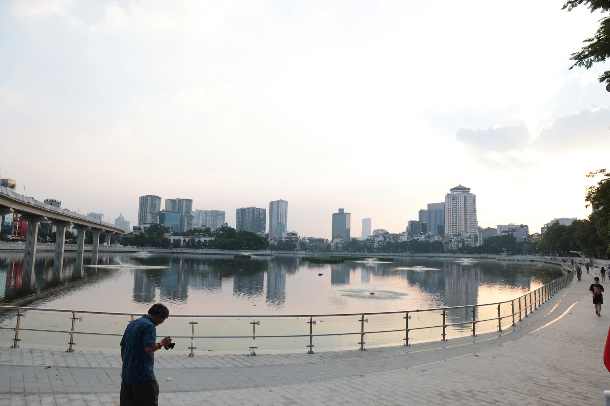 Người dân Hà Nội thích thú với diện mạo mới của hồ Hoàng Cầu sau một năm cải tạo
