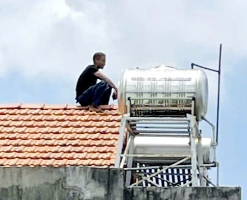 TP HCM: Người đàn ông cầm dao leo lên nóc nhà khiến người dân hoảng sợ