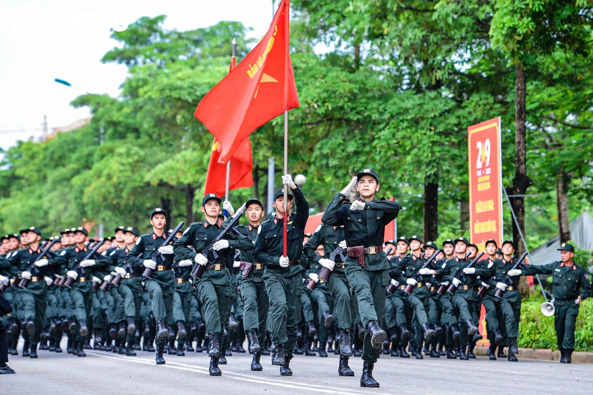 Bước chân thép giữa nắng lửa của nữ đặc nhiệm trước lễ diễu binh 2/9