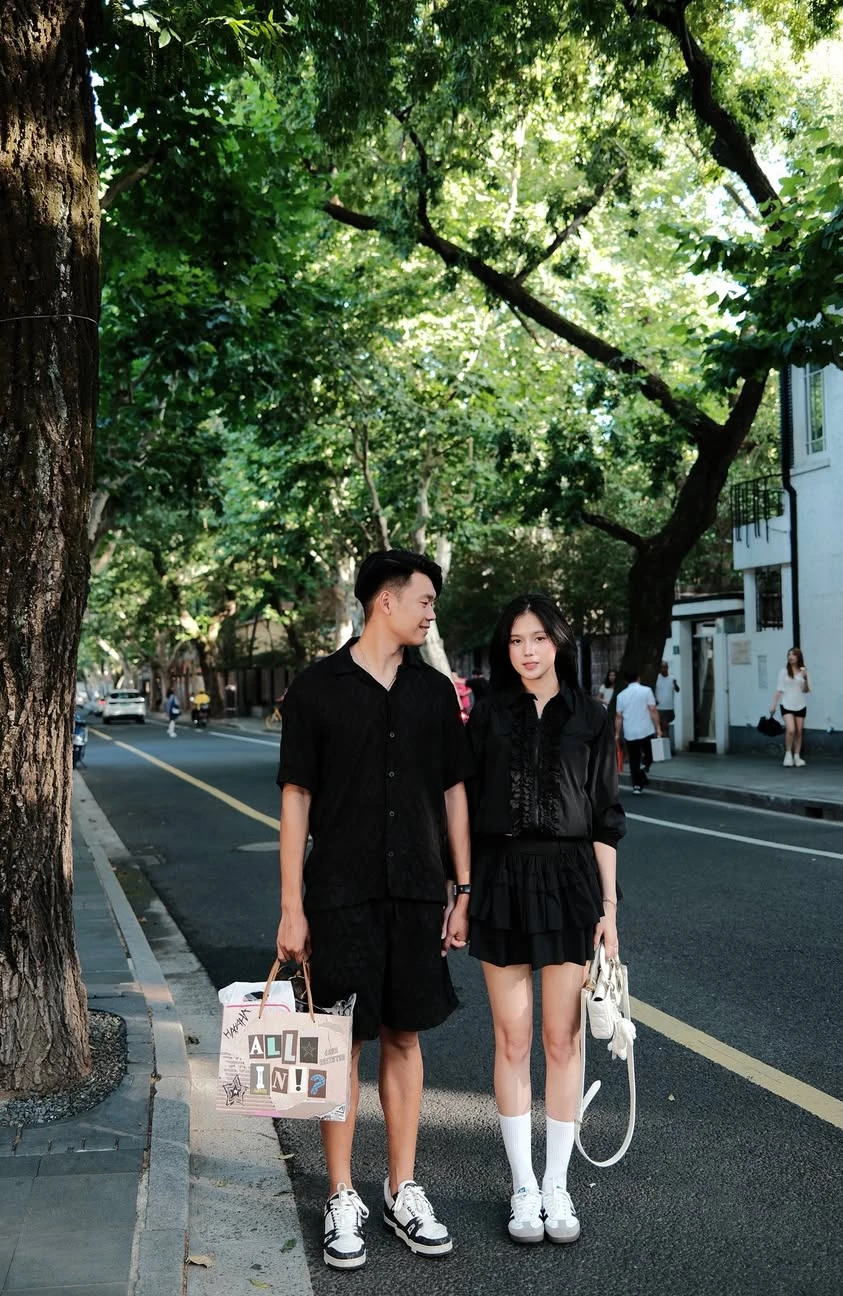 Ngô Tố Uyên khoe dáng mẹ một con nuột nà không tì vết, 7 năm yêu vẫn được Thành Chung cưng như công chúa