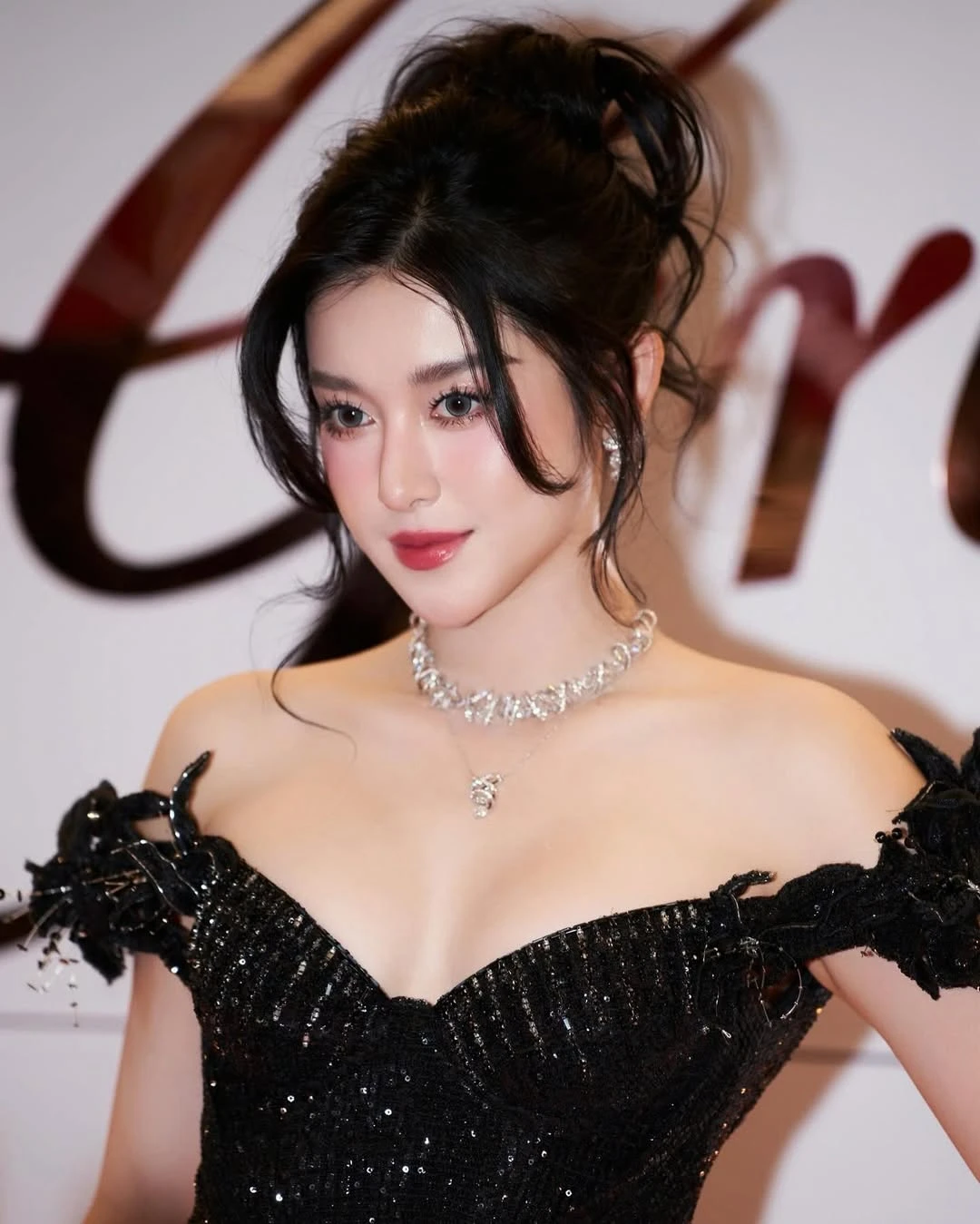 Á hậu Huyền My tuổi 30: Sở hữu biệt thự, xe sang, dát đồ hiệu từ đầu đến chân