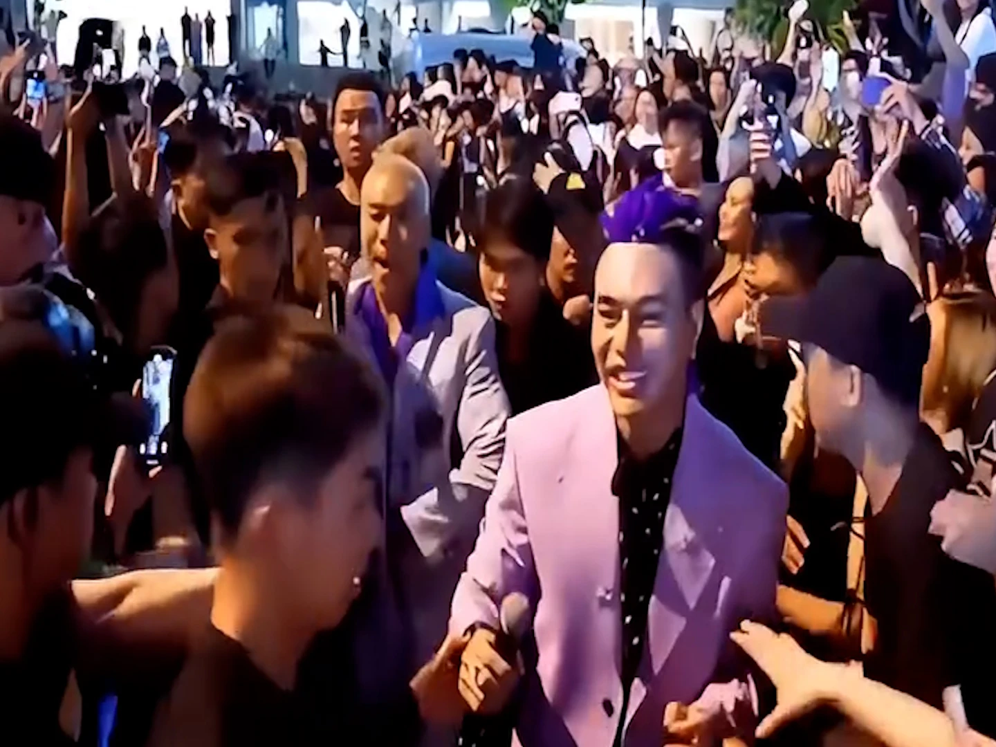 Video Lê Dương Bảo Lâm hoảng loạn vì bị fan nữ quá khích nhào tới tiếp cận