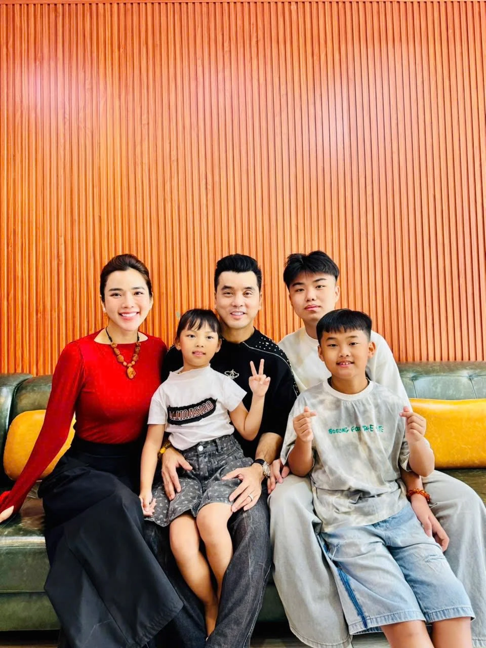Ưng Hoàng Phúc thương con riêng của vợ như con ruột, cho con đi du học Mỹ khi đủ 18 tuổi