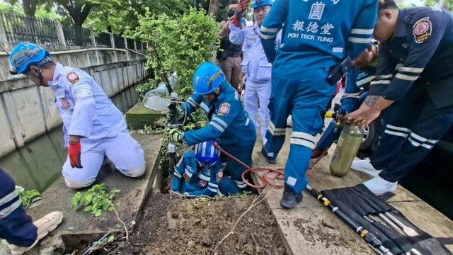 Người đàn ông khỏa thân nhảy xuống rồi mắc kẹt dưới cống, nhân viên cứu hộ đến giúp còn bị cắn vào tay