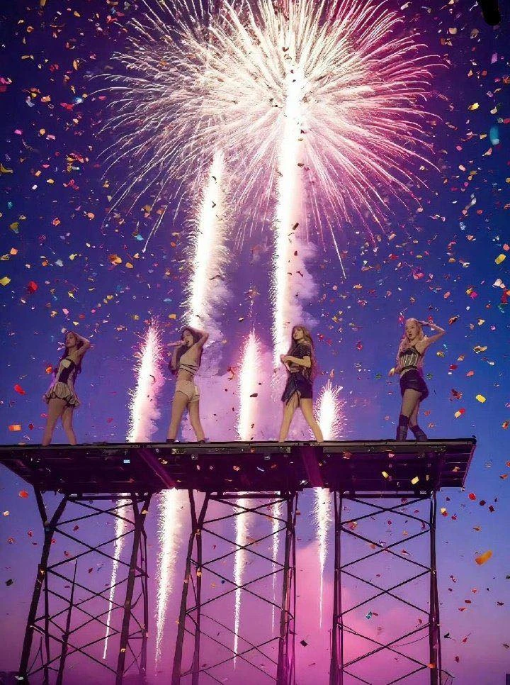 Cảnh tượng xấu xí trong concert BLACKPINK: Khán giả chen lấn hỗn loạn, hắt “nước bẩn” để trả thù