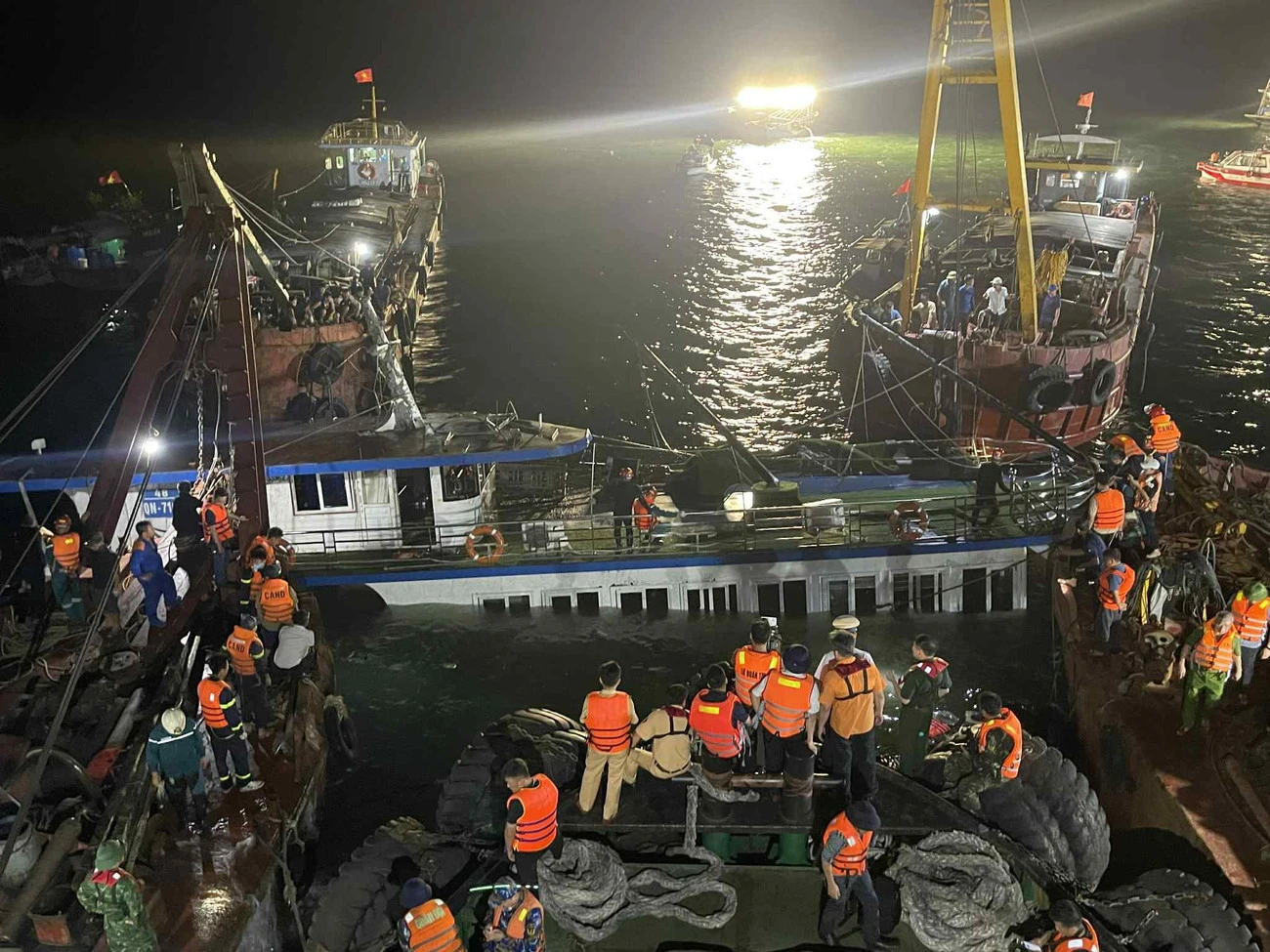 Hướng dẫn an toàn và tự cứu sinh trên biển - Bài chia sẻ 