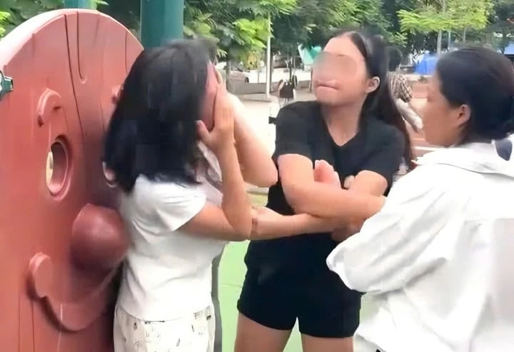Triệu tập những kẻ hành hung cô gái tại công viên ở Bắc Ninh