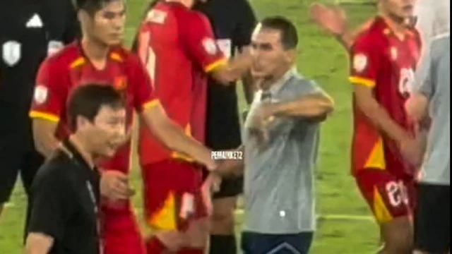 Thái độ khó hiểu: HLV Indonesia xua tay, từ chối bắt tay HLV Kim Sang-sik sau trận thua U23 Việt Nam, tuột chức vô địch