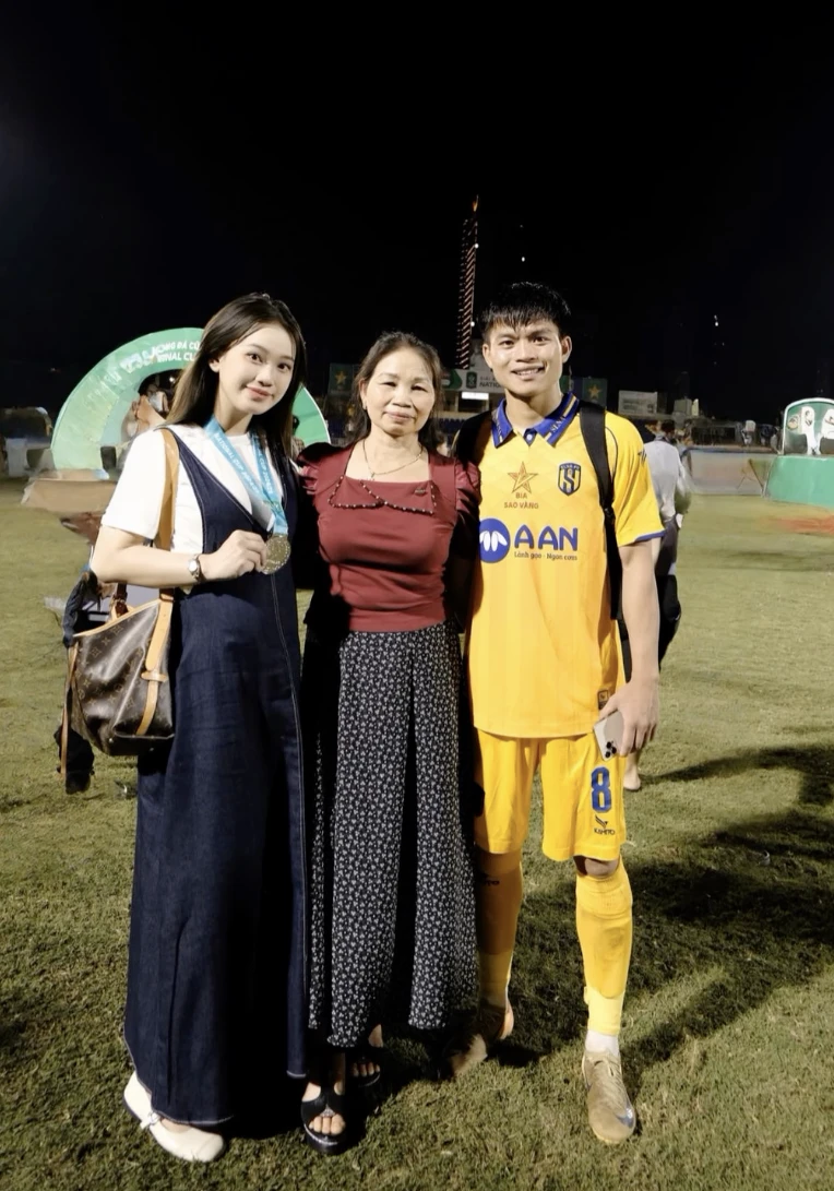 Vợ Hồ Văn Cường lộ rõ vòng 2 lùm lùm, hé lộ mối quan hệ với mẹ chồng