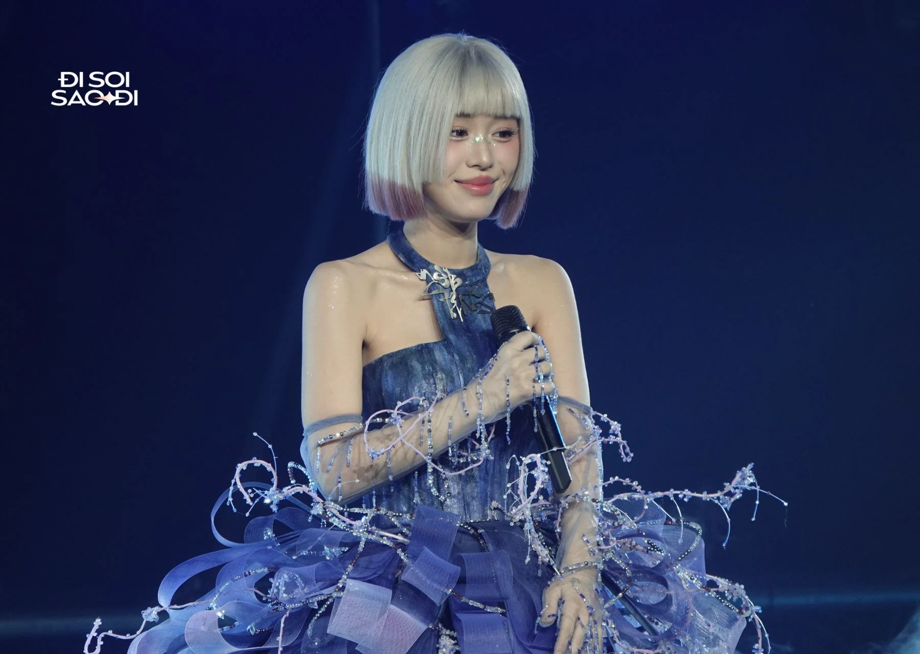 Em Xinh người Hàn bán 5 album có chữ ký, “nụ hôn” đặc biệt với giá 40 triệu đồng