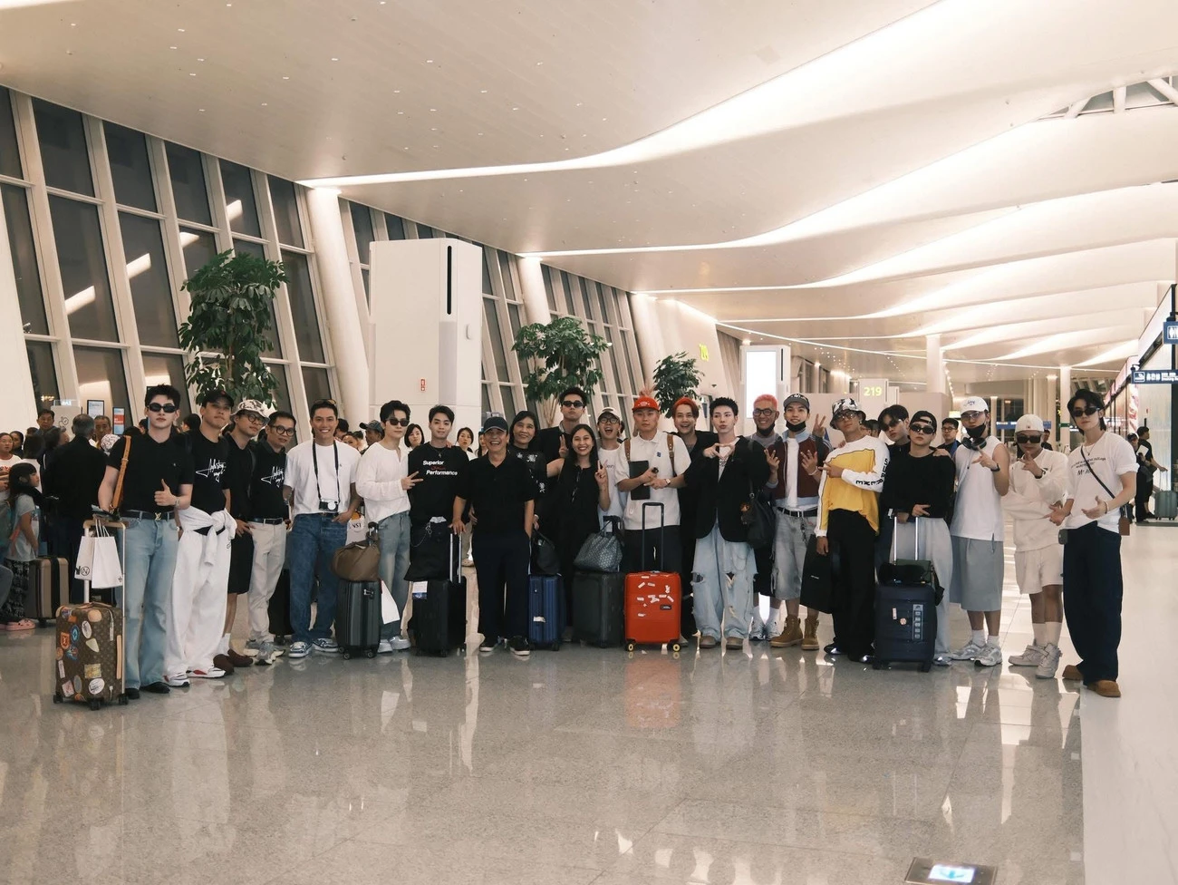 HIEUTHUHAI và 25 anh trai đổ bộ sân bay Mỹ