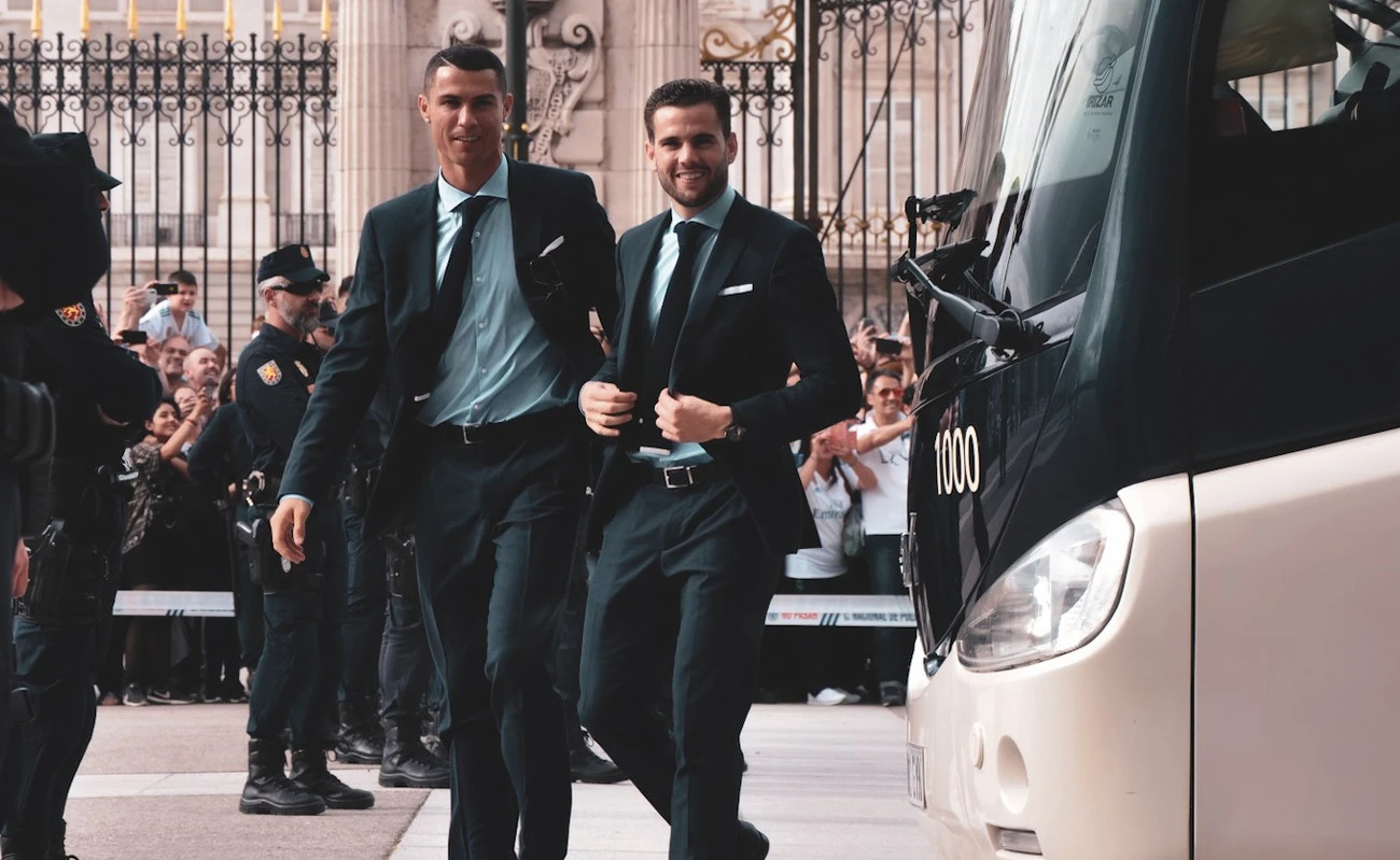 Mang theo 'đội cận vệ' 16 người, Ronaldo bị chỉ trích phô trương
