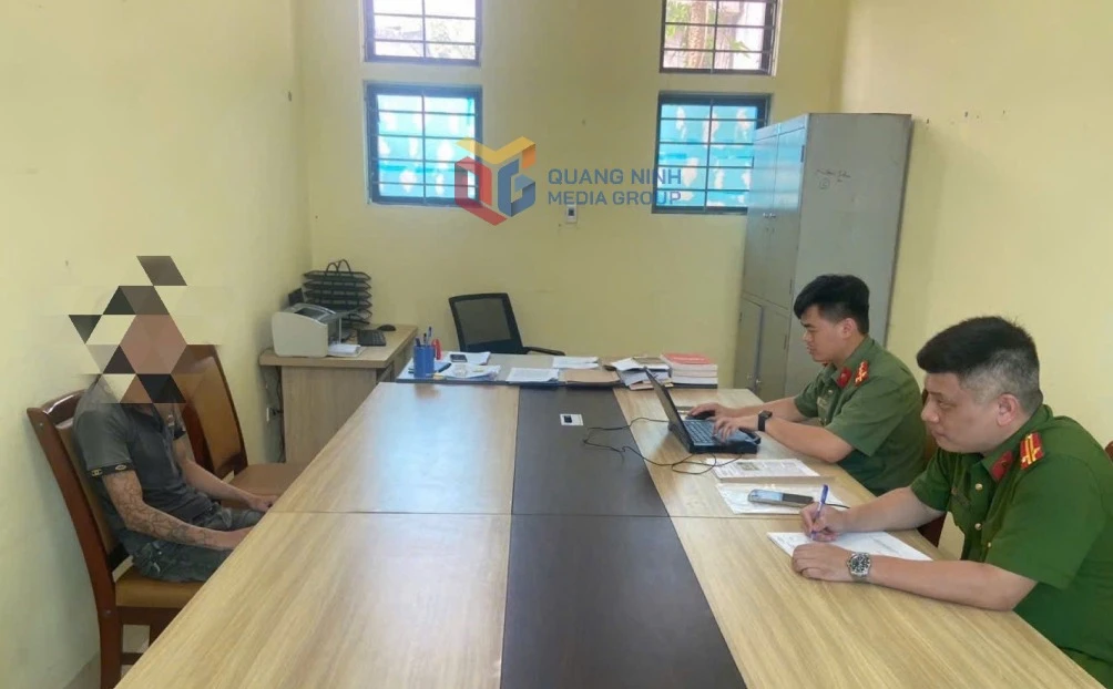 Nam thanh niên phát trực tiếp cảnh bản thân không mặc quần áo nhảy múa
