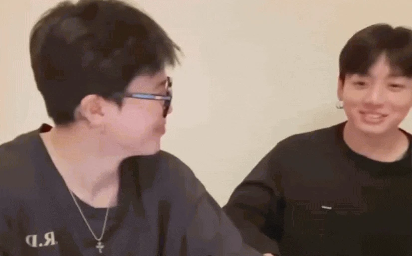 Jimin - Jungkook (BTS) thản nhiên nói chuyện 18+ trước mặt fan?