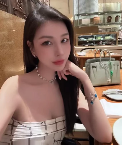Hoa hậu Lam Cúc lộ diện sau nửa tháng đột ngột 