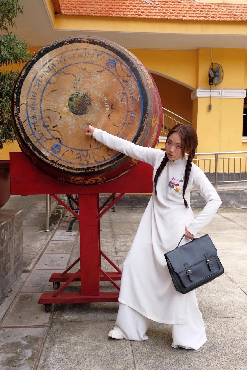 Phương Mỹ Chi để lỡ cú nổ kép với “HIEUTHUHAI phiên bản nữ”, Phương Ly tỏ thái độ xa lánh?